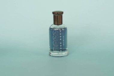 Hugo BOSS Erkek parfümü mavi arka planda