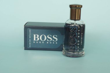 Hugo BOSS Erkek parfümü mavi arka planda