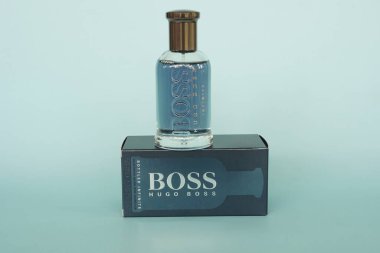 Hugo BOSS Erkek parfümü mavi arka planda