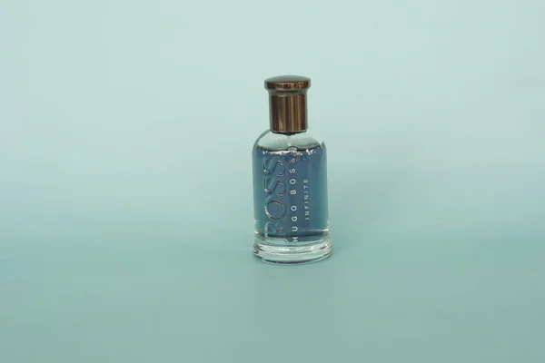 Hugo Boss Para Hombre Perfume Sobre Fondo Azul — Foto de Stock