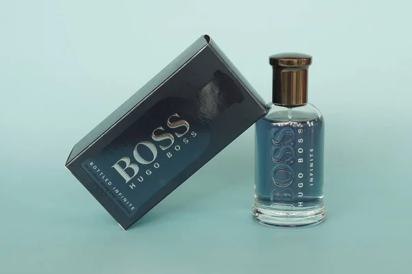 Hugo Boss Voor Mannen Parfum Blauwe Achtergrond — Stockfoto