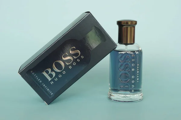 Hugo Boss Voor Mannen Parfum Blauwe Achtergrond — Stockfoto