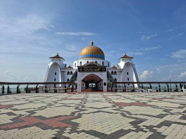 Melaka, Malezya - 25 Ekim 2025; Mescid Selat Melaka manzarası (Malacca Boğazı Camii