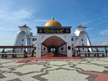 Melaka, Malezya - 25 Ekim 2025; Mescid Selat Melaka manzarası (Malacca Boğazı Camii