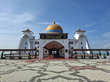 Melaka, Malezya - 25 Ekim 2025; Mescid Selat Melaka manzarası (Malacca Boğazı Camii