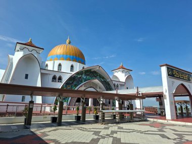 Melaka, Malezya - 25 Ekim 2025; Mescid Selat Melaka manzarası (Malacca Boğazı Camii