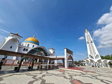 Melaka, Malezya - 25 Ekim 2025; Mescid Selat Melaka manzarası (Malacca Boğazı Camii