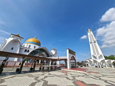 Melaka, Malezya - 25 Ekim 2025; Mescid Selat Melaka manzarası (Malacca Boğazı Camii