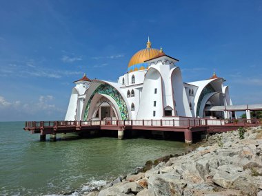 Melaka, Malezya - 25 Ekim 2025; Mescid Selat Melaka manzarası (Malacca Boğazı Camii