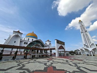 Melaka, Malezya - 25 Ekim 2025; Mescid Selat Melaka manzarası (Malacca Boğazı Camii