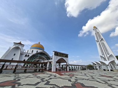 Melaka, Malezya - 25 Ekim 2025; Mescid Selat Melaka manzarası (Malacca Boğazı Camii