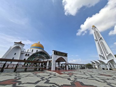 Melaka, Malezya - 25 Ekim 2025; Mescid Selat Melaka manzarası (Malacca Boğazı Camii