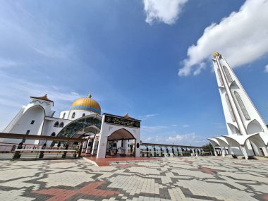 Melaka, Malezya - 25 Ekim 2025; Mescid Selat Melaka manzarası (Malacca Boğazı Camii