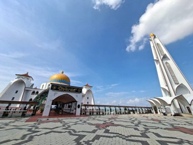 Melaka, Malezya - 25 Ekim 2025; Mescid Selat Melaka manzarası (Malacca Boğazı Camii