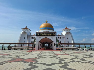 Melaka, Malezya - 29 Ekim 2025; Mescid Selat Melaka manzarası (Malacca Boğazı Camii