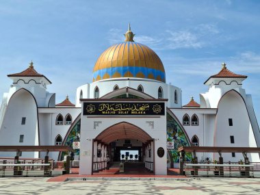 Melaka, Malezya - 29 Ekim 2025; Mescid Selat Melaka manzarası (Malacca Boğazı Camii