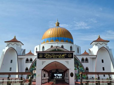 Melaka, Malezya - 29 Ekim 2025; Mescid Selat Melaka manzarası (Malacca Boğazı Camii