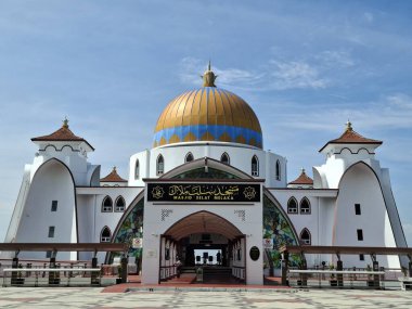 Melaka, Malezya - 29 Ekim 2025; Mescid Selat Melaka manzarası (Malacca Boğazı Camii