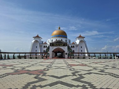 Melaka, Malezya - 29 Ekim 2025; Mescid Selat Melaka manzarası (Malacca Boğazı Camii