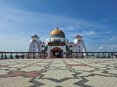 Melaka, Malezya - 29 Ekim 2025; Mescid Selat Melaka manzarası (Malacca Boğazı Camii
