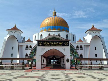 Melaka, Malezya - 29 Ekim 2025; Mescid Selat Melaka manzarası (Malacca Boğazı Camii