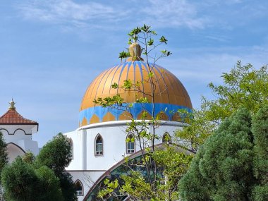 Melaka, Malezya - 29 Ekim 2025; Mescid Selat Melaka manzarası (Malacca Boğazı Camii