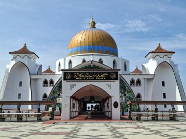 Melaka, Malezya - 29 Ekim 2025; Mescid Selat Melaka manzarası (Malacca Boğazı Camii