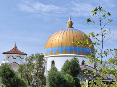 Melaka, Malezya - 29 Ekim 2025; Mescid Selat Melaka manzarası (Malacca Boğazı Camii