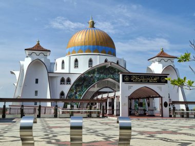 Melaka, Malezya - 29 Ekim 2025; Mescid Selat Melaka manzarası (Malacca Boğazı Camii