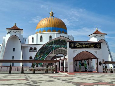 Melaka, Malezya - 29 Ekim 2025; Mescid Selat Melaka manzarası (Malacca Boğazı Camii