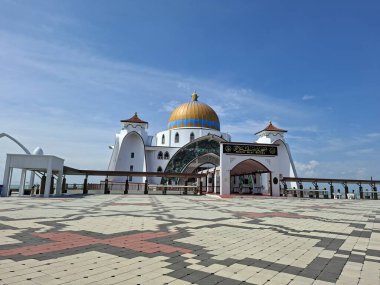 Melaka, Malezya - 29 Ekim 2025; Mescid Selat Melaka manzarası (Malacca Boğazı Camii