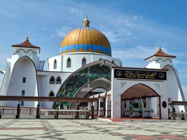 Melaka, Malezya - 29 Ekim 2025; Mescid Selat Melaka manzarası (Malacca Boğazı Camii