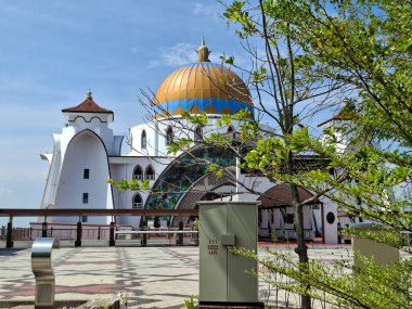 Melaka, Malezya - 29 Ekim 2025; Mescid Selat Melaka manzarası (Malacca Boğazı Camii