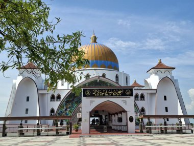 Melaka, Malezya - 29 Ekim 2025; Mescid Selat Melaka manzarası (Malacca Boğazı Camii