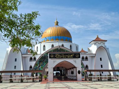 Melaka, Malezya - 29 Ekim 2025; Mescid Selat Melaka manzarası (Malacca Boğazı Camii