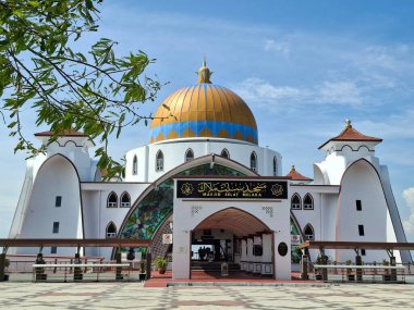 Melaka, Malezya - 29 Ekim 2025; Mescid Selat Melaka manzarası (Malacca Boğazı Camii