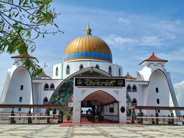 Melaka, Malezya - 29 Ekim 2025; Mescid Selat Melaka manzarası (Malacca Boğazı Camii