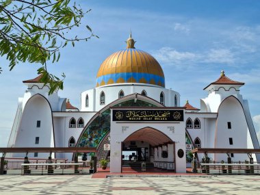 Melaka, Malezya - 29 Ekim 2025; Mescid Selat Melaka manzarası (Malacca Boğazı Camii