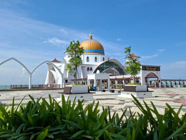 Melaka, Malezya - 29 Ekim 2025; Mescid Selat Melaka manzarası (Malacca Boğazı Camii