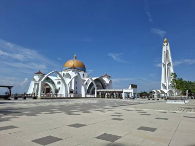 Melaka, Malezya - 29 Ekim 2025; Mescid Selat Melaka manzarası (Malacca Boğazı Camii