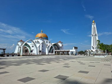 Melaka, Malezya - 29 Ekim 2025; Mescid Selat Melaka manzarası (Malacca Boğazı Camii