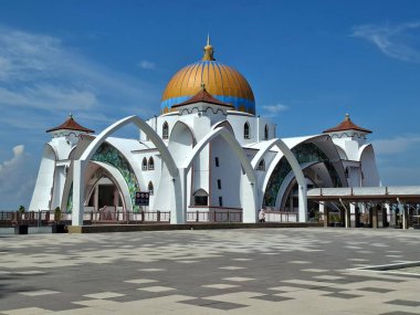 Melaka, Malezya - 29 Ekim 2025; Mescid Selat Melaka manzarası (Malacca Boğazı Camii