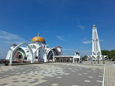 Melaka, Malezya - 29 Ekim 2025; Mescid Selat Melaka manzarası (Malacca Boğazı Camii