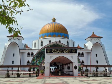 Melaka, Malezya - 29 Ekim 2025; Mescid Selat Melaka manzarası (Malacca Boğazı Camii