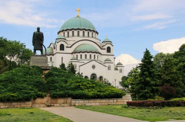 Sırbistan 'ın başkenti Belgrad' daki Saint Sava Katedrali önünde Karageorge Petrovitch anısına dikilen anıt