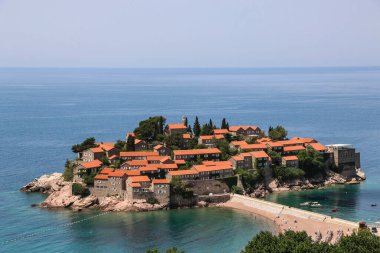 Karadağ 'ın Adriyatik kıyısındaki Budva kenti yakınlarındaki Sveti Stefan adası 
