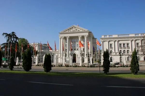 Edificio Vista Exterior Frontal Del Gobierno República Macedonia Ciudad Skopje — Foto de Stock