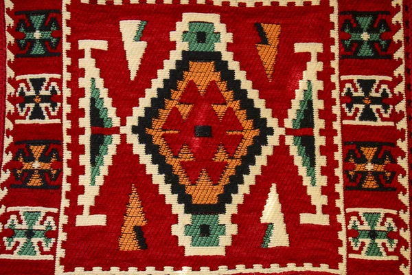 Karpet Tradisional Lama Dengan Pola Geometris Merah Gelap Dan Warna — Stok Foto