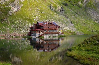 Romanya ve Doğu Avrupa 'daki Karpat Dağları' ndaki Transfagarasan karayolu yakınlarındaki Balea Gölü kulübesine bak. 