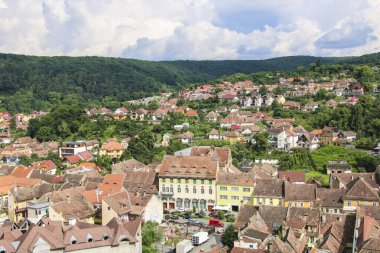 Romanya 'nın orta çağ kenti Transilvanya' nın Sighisoara kentindeki şehir ve çatı mimarisi üzerine panoramik manzara